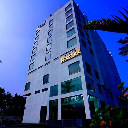 Kay-Em Spectra Hotel Madras Buitenkant foto