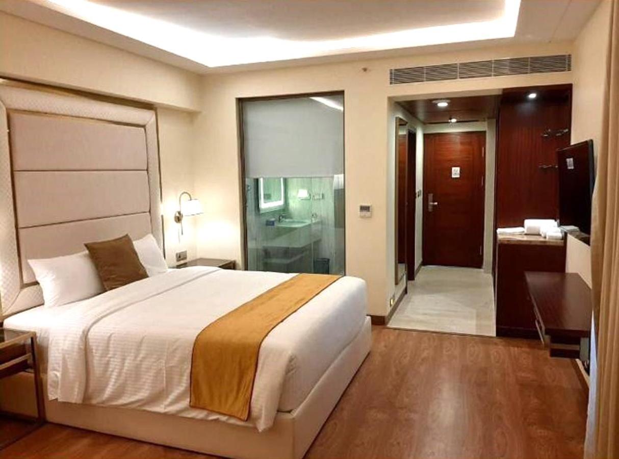 Kay-Em Spectra Hotel Madras Buitenkant foto